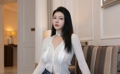 蓝旖琳与狗图片